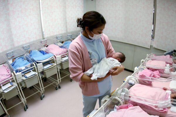 Japão considera cobrir todos os custos do parto para enfrentar queda na natalidade